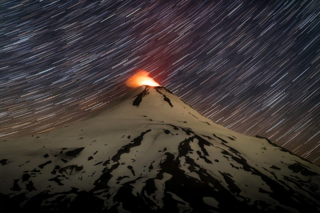 Volcán Villarrica con luz por la noche