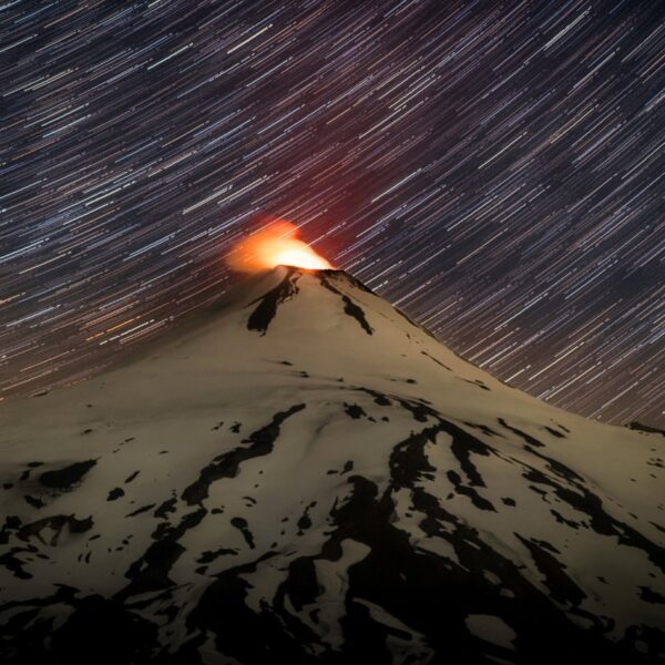 Volcán Villarrica con luz por la noche